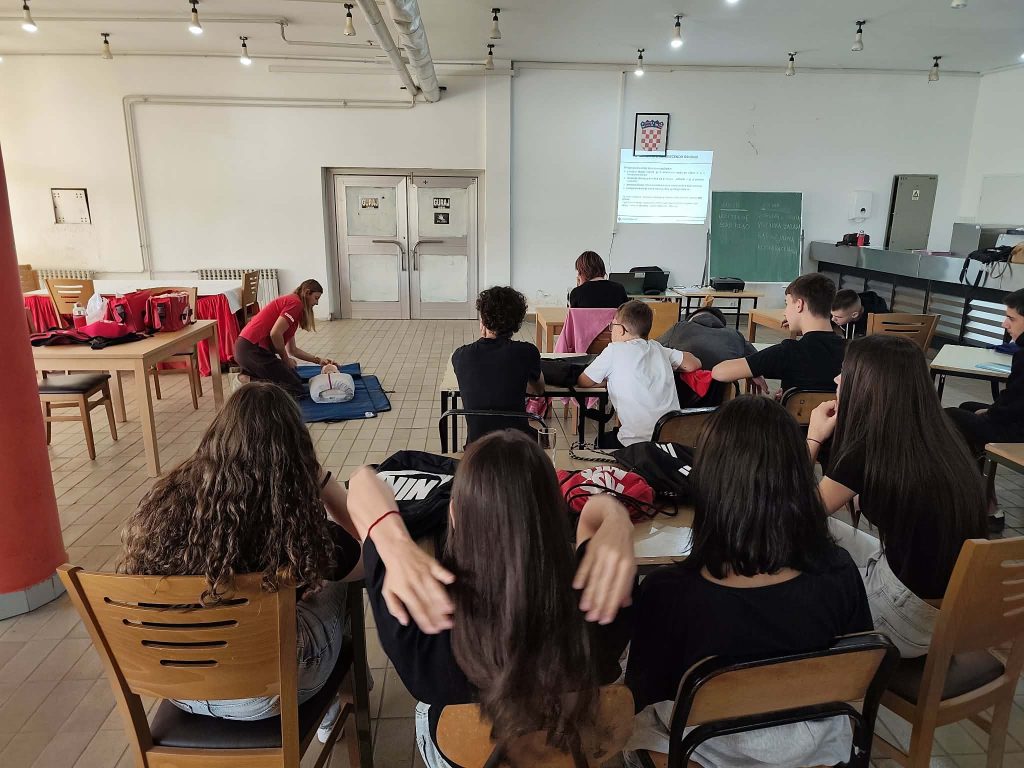 ZAŠTITA NA RADU U UGOSTITELJSTVU: PRVA POMOĆ ZA BUDUĆE KUHARE I KONOBARE